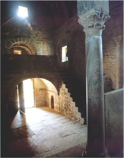 Vest&iacute;bulo y tribuna desde la nave